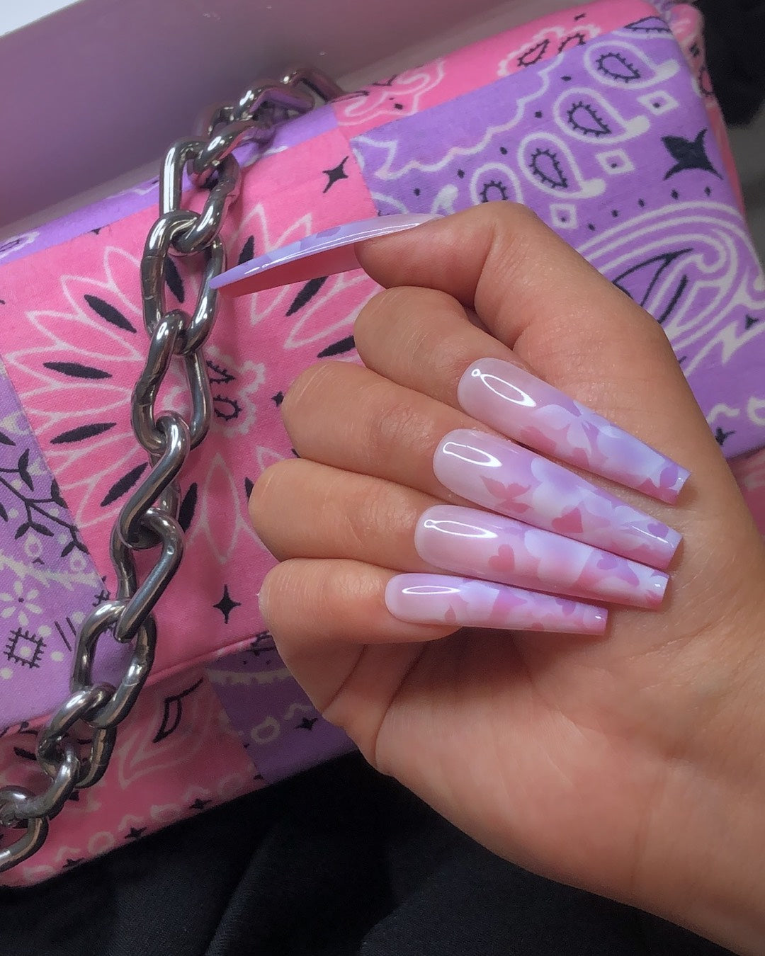 This Little Girl Comfortably Show Off Her Artificial Nails Online - Photos  - Gistmania