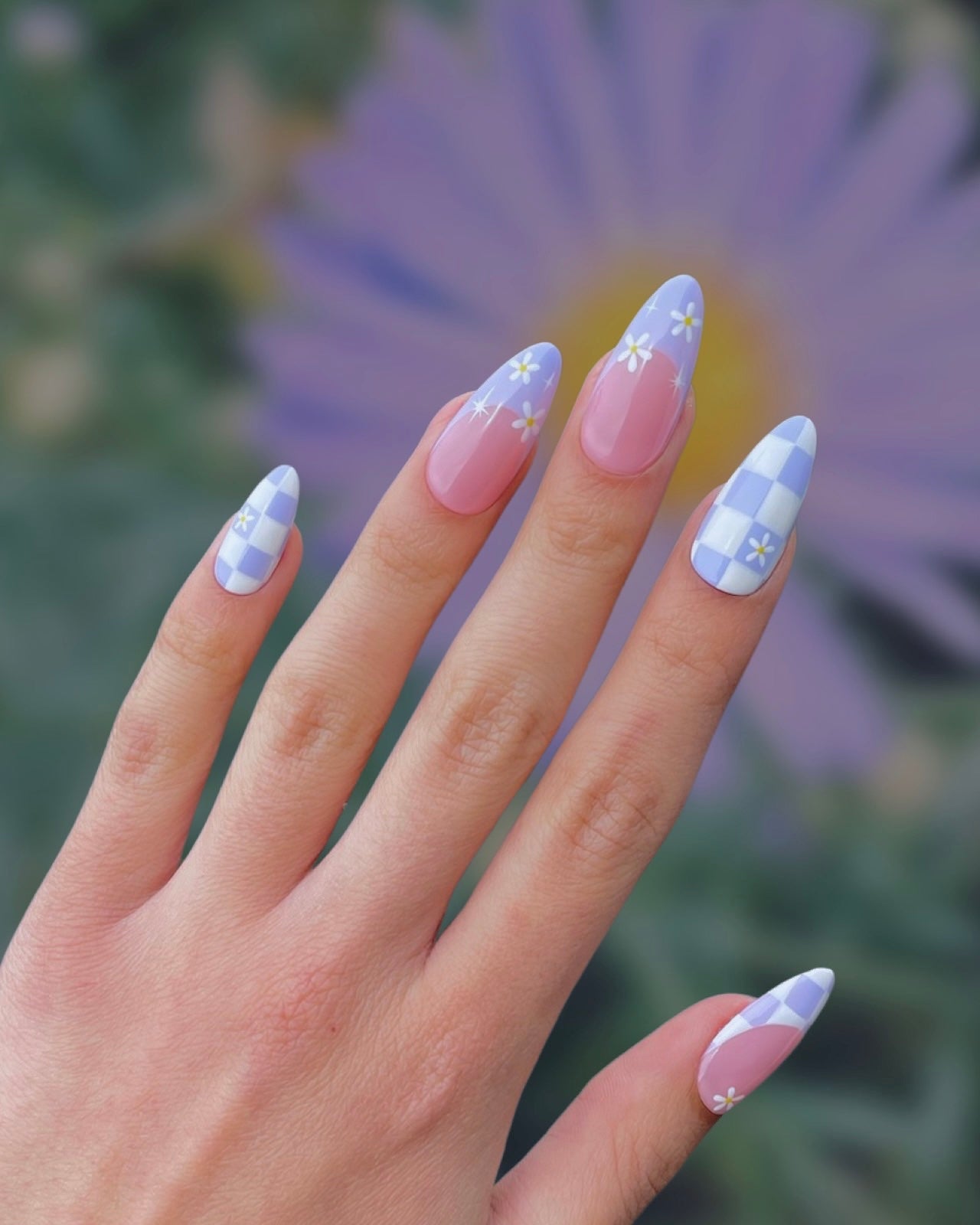 Daisy Shaped Nails Take Over Trends